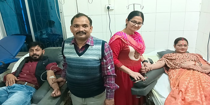 उप महापौर रागिनी कुमारी ने पति के साथ रक्तदान कर मनाया शादी का वर्षगांठ