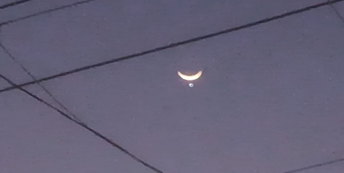 आसमान में दिखा अद्भुत खगोलीय नजारा, पास आए चाँद और शुक्र की तस्वीर लोगों ने कैमरे में किया कैद