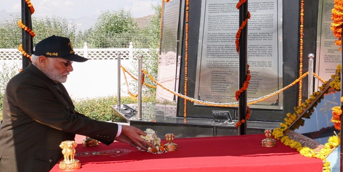 प्रधानमंत्री मोदी ने द्रास में कारगिल युद्ध के नायकों को श्रद्धांजलि अर्पित की