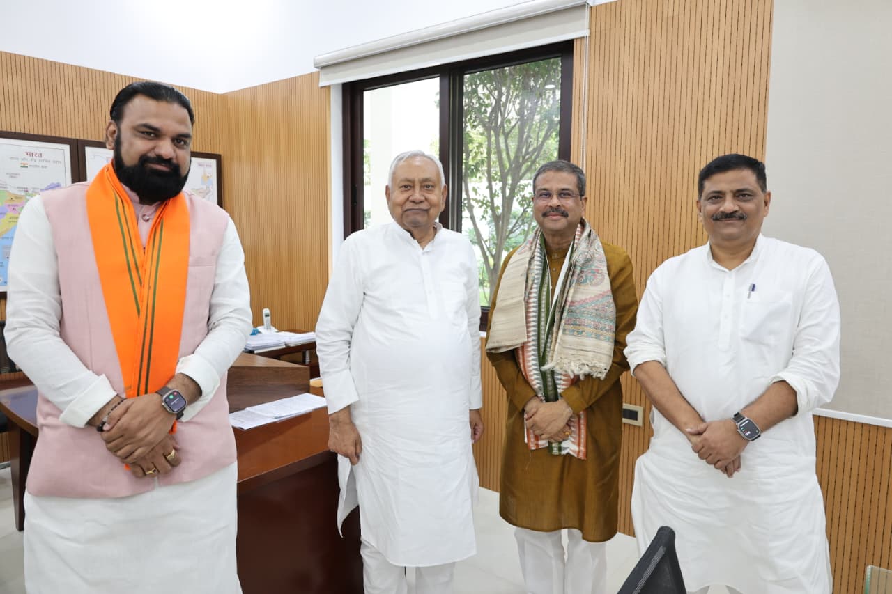 केंद्रीय मंत्री और बिहार चुनाव प्रभारी धर्मेंद्र प्रधान ने मुख्यमंत्री नीतीश से की मुलाकात