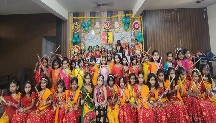 VIP स्कूल में नवरात्रि महोत्सव में बच्चों ने प्रस्तुत की झाकियां