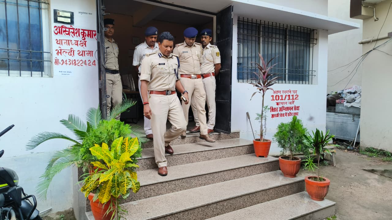 SSP Saran ने की भेल्दी थाना के लंबित कांडो की समीक्षा