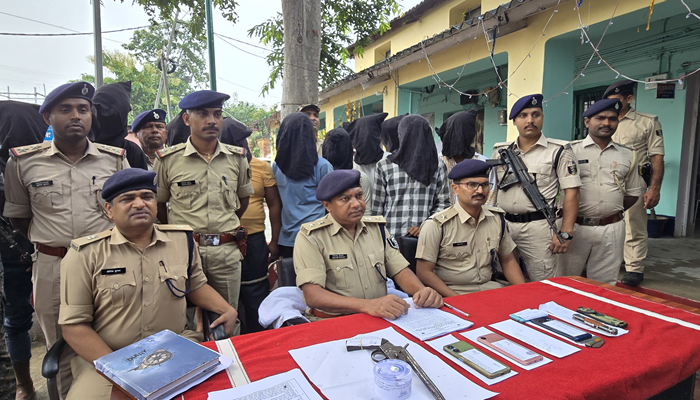सारण पुलिस की कार्रवाई: लूट एवं गृहभेदन के 4 कांडों का उदभेदन, 10 अपराधकर्मी गिरफ्तार