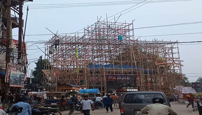 बारिश से पूजा पंडाल निर्माण में उत्पन्न हुई बाधा