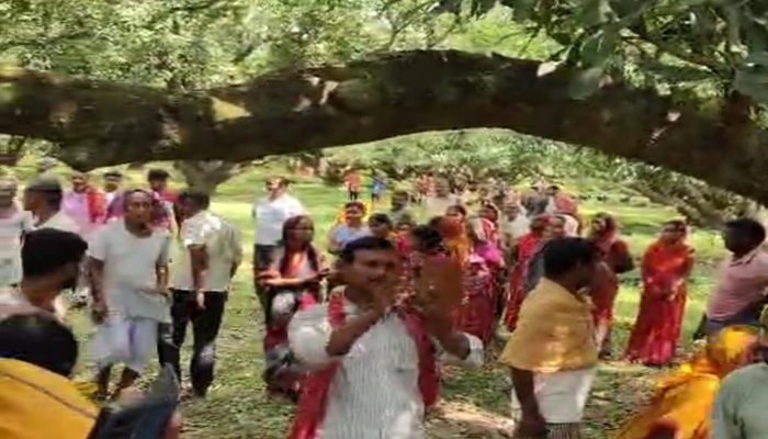 बिहार: पेड़ से लटका मिला युवक का शव, छानबीन में जुटी पुलिस