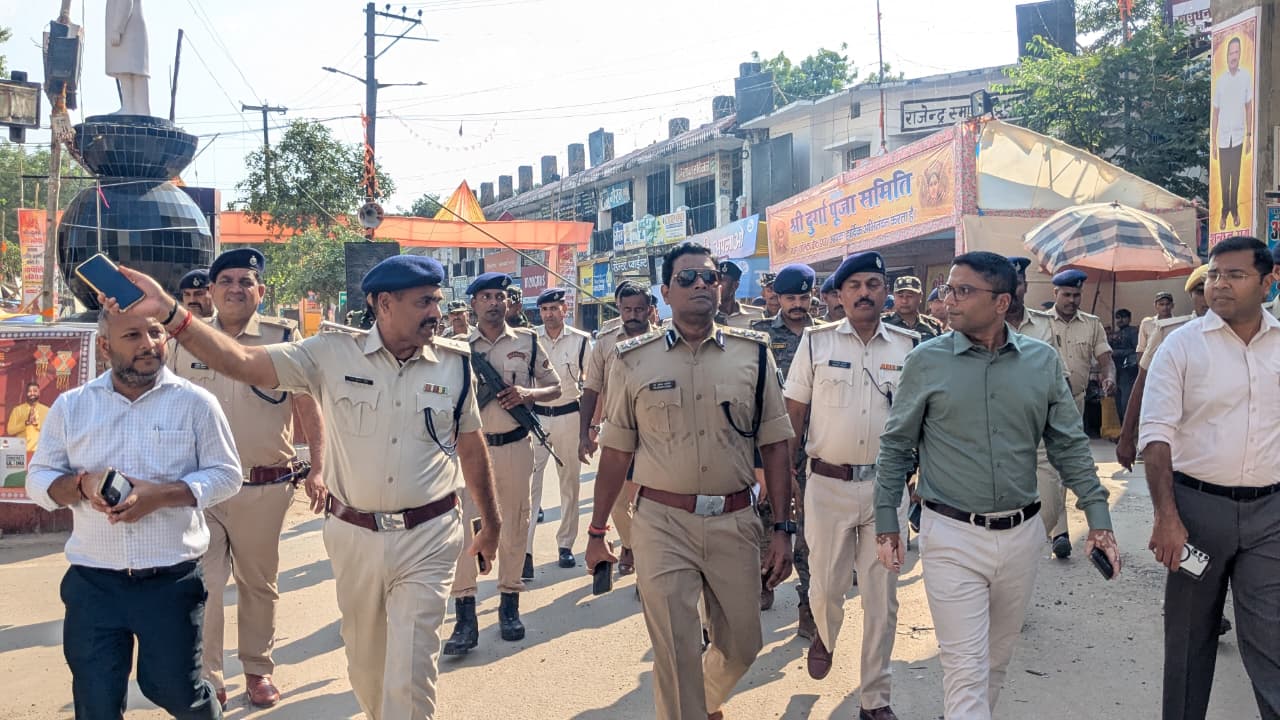 दुर्गा पूजा को लेकर जिलाधिकारी एवं वरीय पुलिस अधीक्षक के नेतृत्व में फ्लैग मार्च