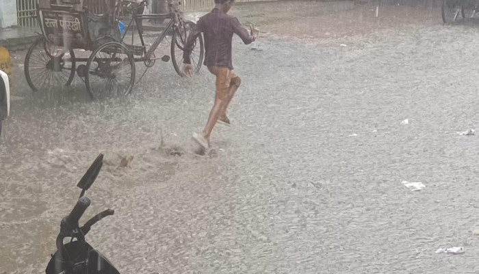 छपरा में भारी बारिश, उमस भरी गर्मी में मिली राहत, जलजमाव बनी चुनौती