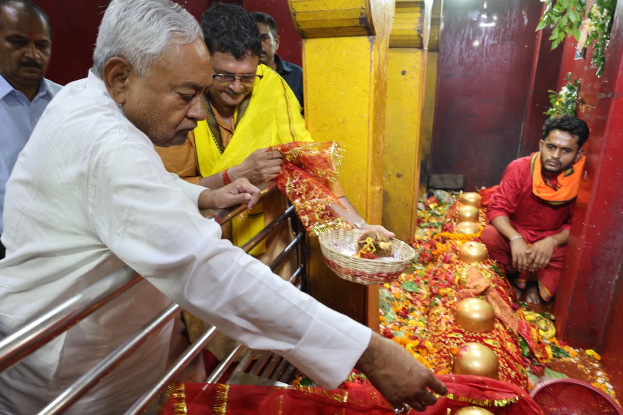 मुख्यमंत्री ने राज्य की सुख-शांति के लिए पटना सीटी के शक्तिपिठों पर की पूजा-अर्चना