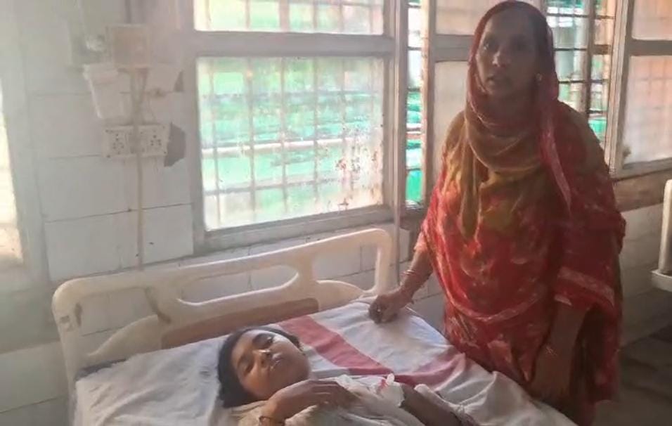 पत्नी और बेटी को पति ने मारी गोली, खुद को भी चाकू मारकर किया घायल