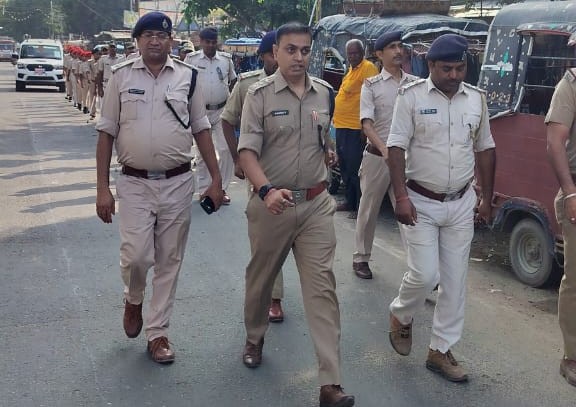 दुर्गा पूजा को लेकर बेहतर विधि-व्यवस्था संधारण हेतु अनुमंडल पुलिस पदाधिकारी, मशरक के नेतृत्व में ईशुआपुर थानान्तर्गत किया गया फ्लैग मार्च