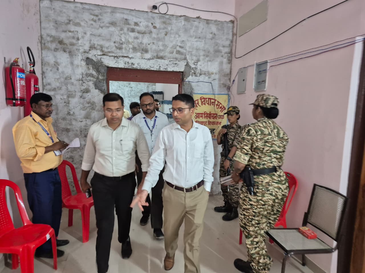 डिस्पैच केंद्रों पर ईवीएम एवं वीवीपैट सीलिंग कार्य का जिलाधिकारी ने किया निरीक्षण