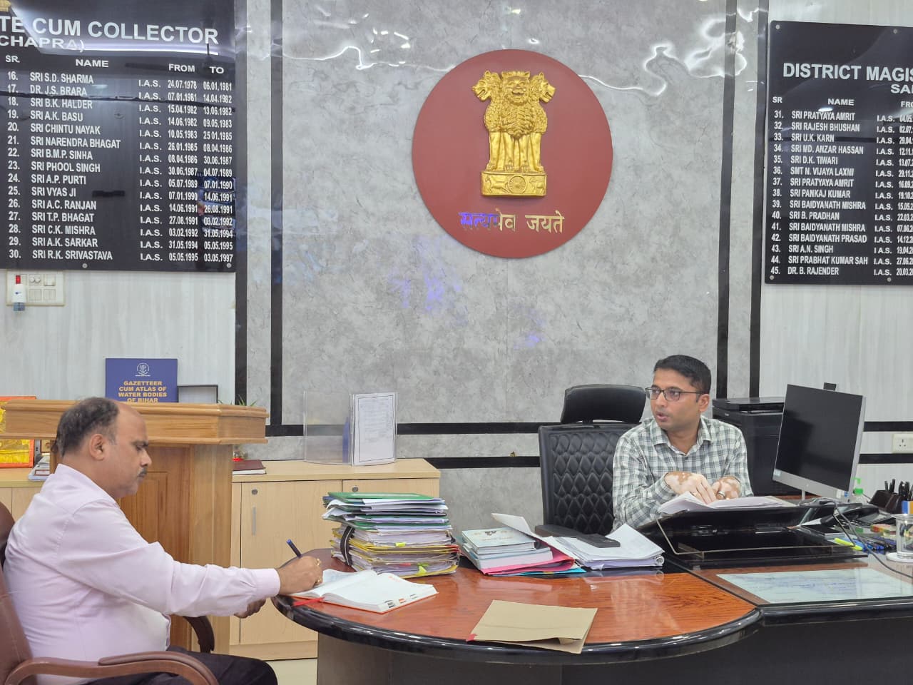 जिला निर्वाचन पदाधिकारी ने की अर्द्धसैनिक बल एवं वाहन कोषांग के कार्यों की समीक्षा