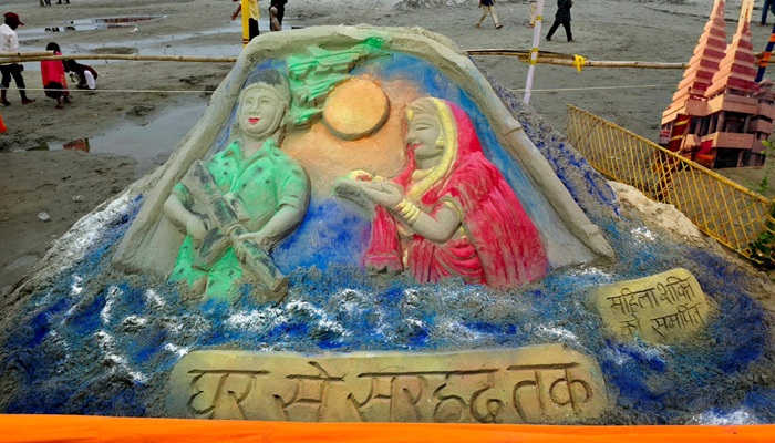 छठ महापर्व पर रेत कलाकृति के माध्यम से नारी शक्ति को कलाकार अशोक कुमार ने किया सलाम