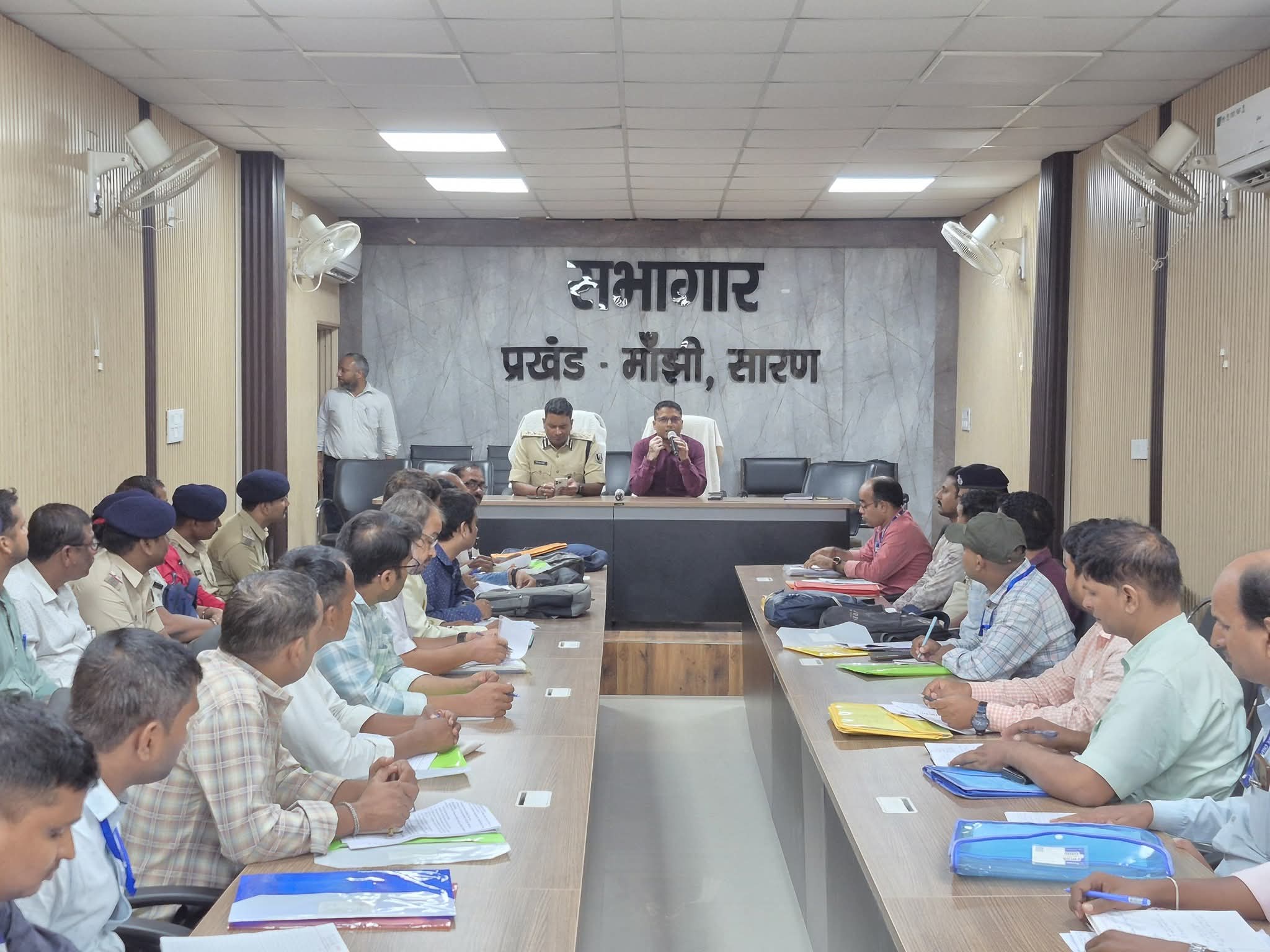 जिला निर्वाचन पदाधिकारी ने मांझी के सेक्टर पदाधिकारीयों के साथ की बैठक, मतदान केंद्र पर मूलभूत सुविधा की ली जानकारी