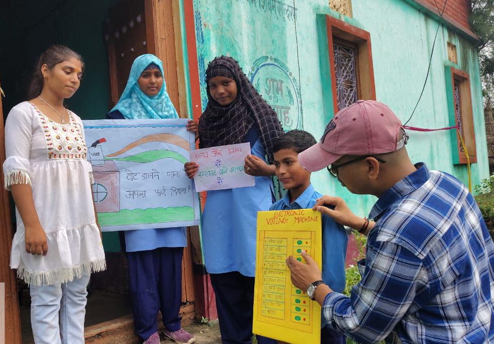वोट डालने जाना है अपना फर्ज निभाना है, घर-घर जाकर ELC क्लब के छात्रों ने कराया डमी ईवीएम डेमोंसट्रेशन