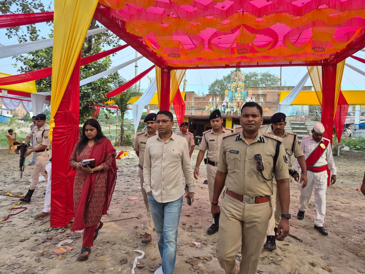 छठ घाटों का जिलाधिकारी एवं वरीय पुलिस अधीक्षक ने किया निरीक्षण