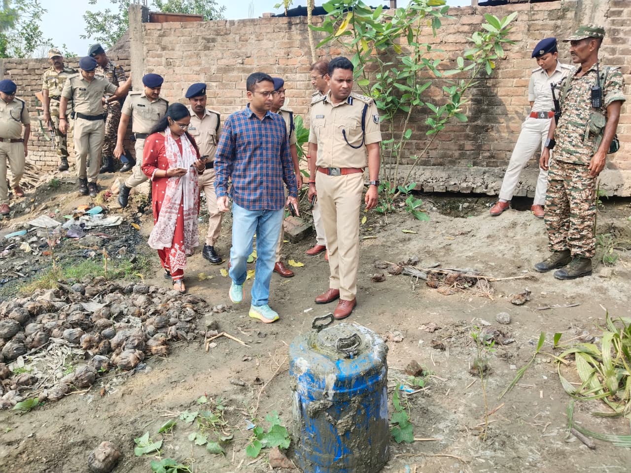 मशरख में गहन छापामारी, अवैध शराब के कारोबार में संलिप्त कारोबारी के संपत्ति की भी होगी नीलामी: जिलाधिकारी
