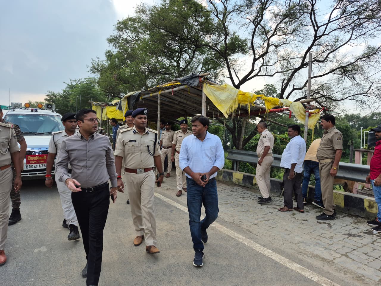 बिहार विधानसभा चुनाव: उत्तरप्रदेश से सटे चेक पोस्ट का जिलाधिकारी ने किया औचक निरीक्षण
