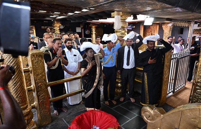 राष्ट्रपति द्रौपदी मुर्मु ने केरल के सबरीमाला मंदिर में की पूजा-अर्चना