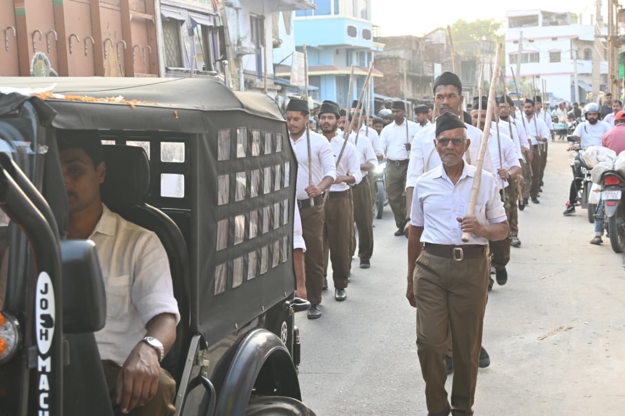 शताब्दी वर्ष पर रिविलगंज में आरएसएस ने निकाला पथ संचलन