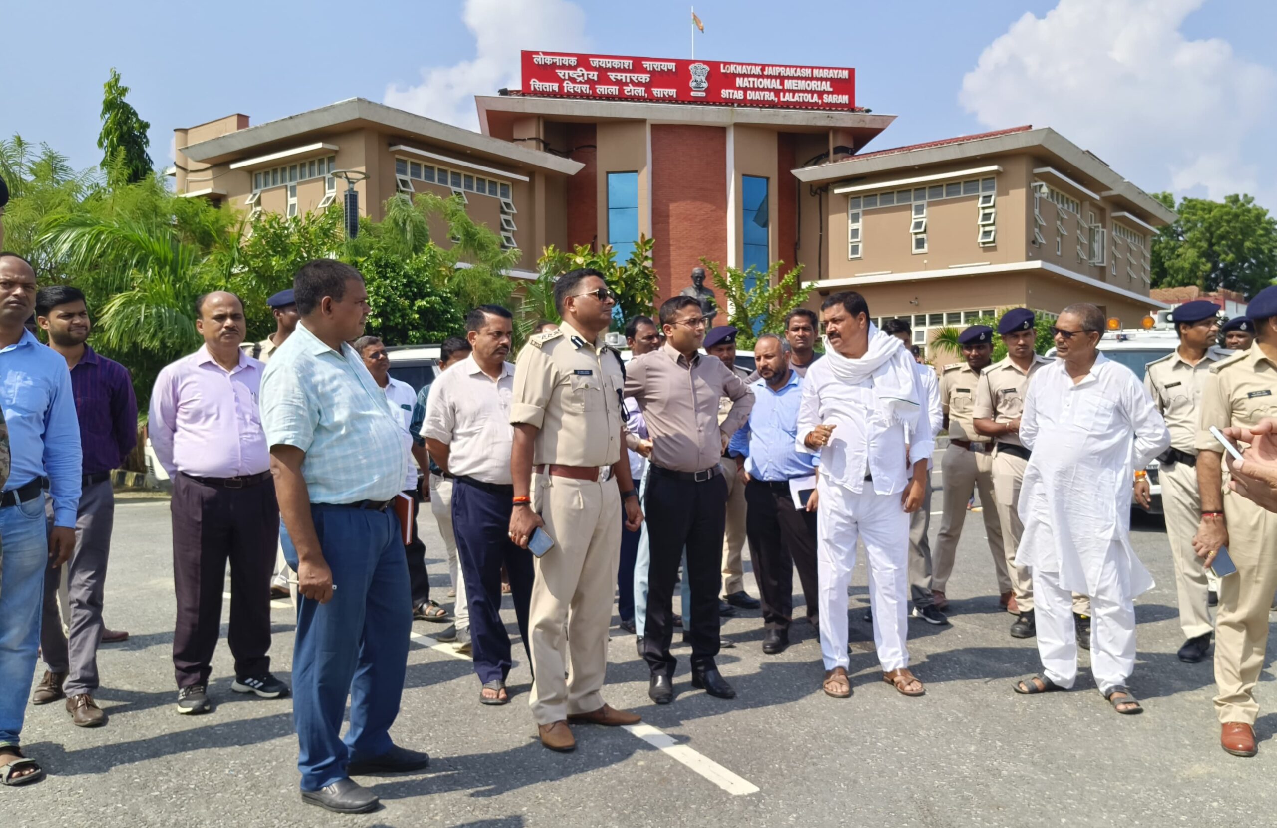 सुरक्षा व्यवस्था के जायजा हेतु जिलाधिकारी एवं एसएसपी ने सिताब दियारा का किया भौतिक निरीक्षण