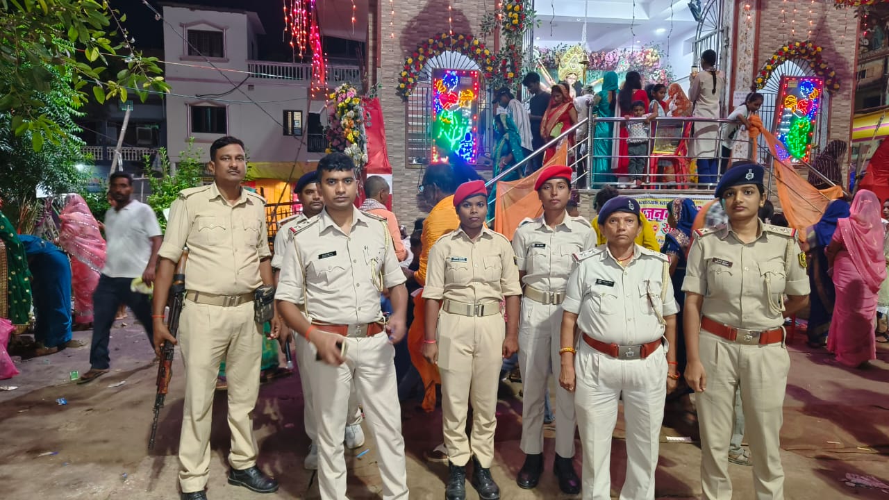 दुर्गा पूजा में सुरक्षा के पुख़्ता इंतज़ाम, पूजा पंडालों पर सक्रिय रही सारण पुलिस