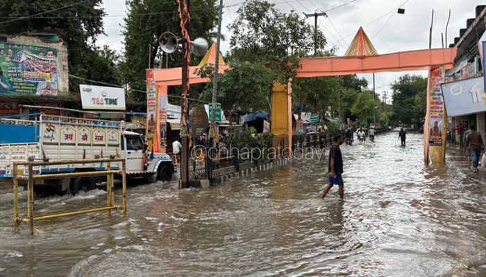 मूसलाधार बारिश के 24 घंटे बीतने के बाद भी शहर के कई इलाके जलमग्न, आम जनजीवन हुआ अस्त-व्यस्त