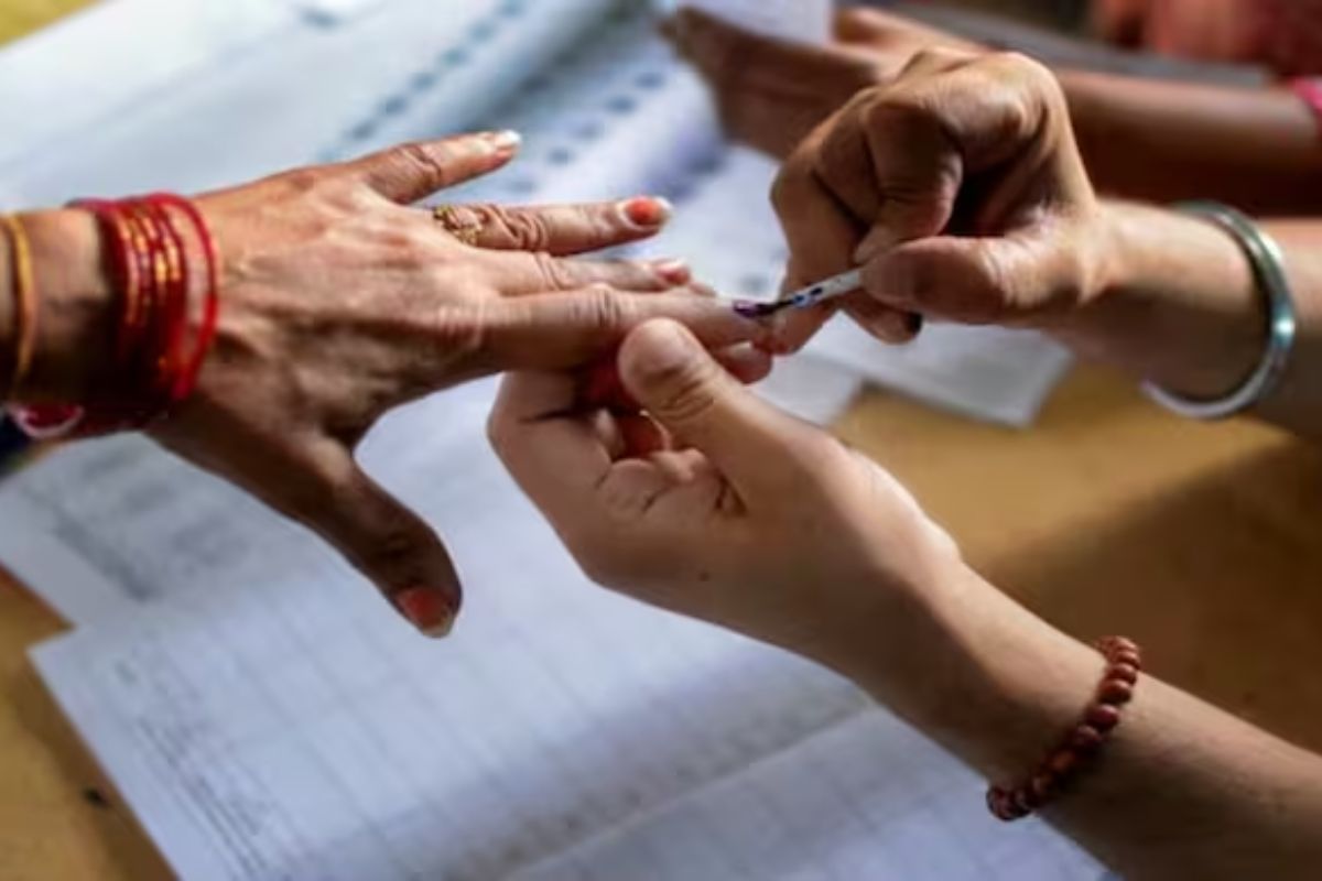 सारण जिले के 10 विधानसभा सीटों पर 108 उम्मीदवारों के भाग्य का आज होगा फैसला, मतदान जारी