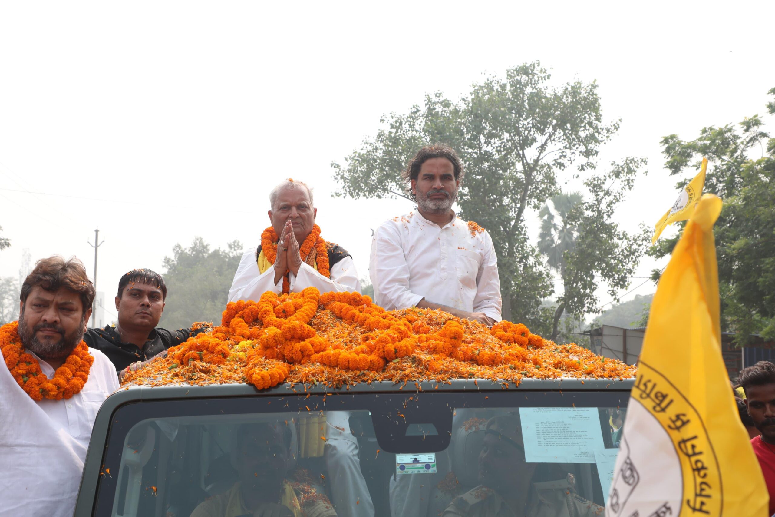 मांझी में प्रशांत किशोर का रोड शो, जन सुराज प्रत्याशी वाई.वी. गिरी के समर्थन में जुटी भीड़