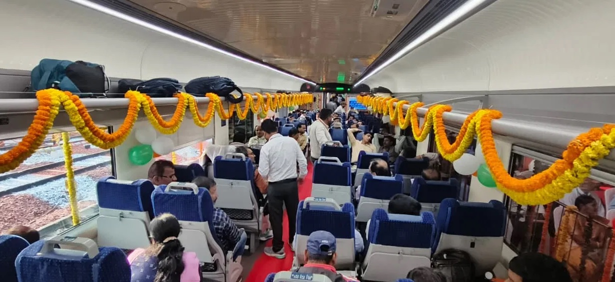 प्रधानमंत्री मोदी ने देश को चार और वंदेभारत की दी सौगात, दिखाई झंडी