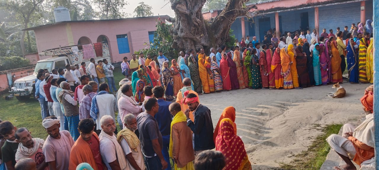 सारण जिले के 10 विधानसभा सीटों पर 108 उम्मीदवारों के भाग्य का आज होगा फैसला, मतदान जारी